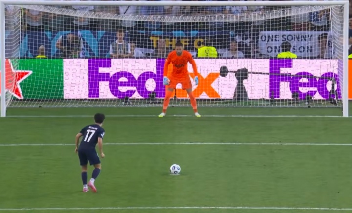 散步式点球罚偏！维蒂尼亚罚点用时9秒79，慢于博尔特的百米纪录