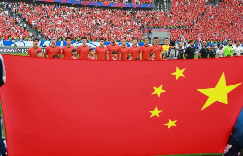 APP下载-2-2！中国队战平强敌，1人被红牌罚下，105分钟遭绝平，球迷遗憾